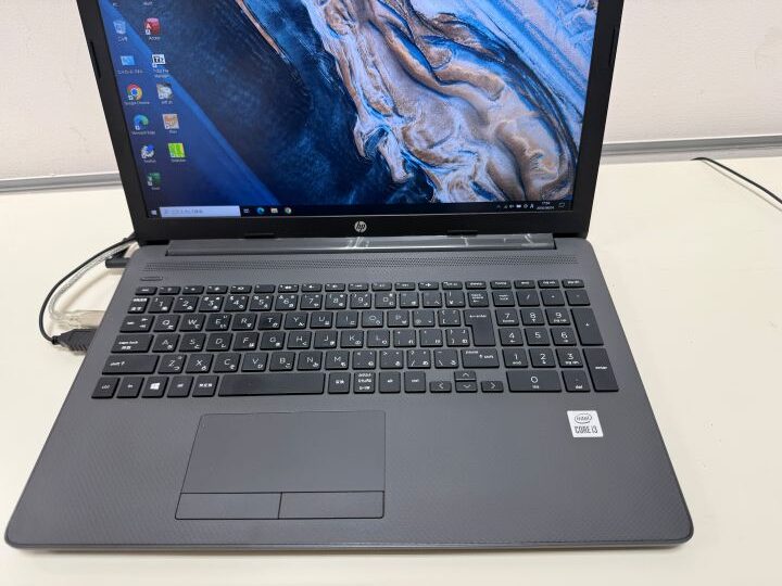HP 250 G7の15.6型フルHDディスプレイを正面から確認した写真