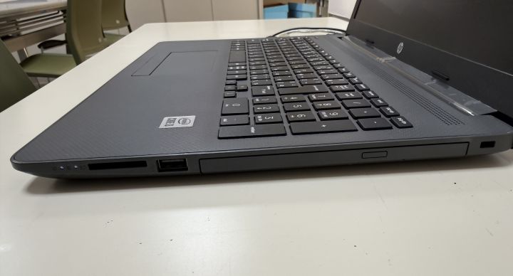HP 250 G7の右側面にあるUSB Type-A端子、SDカードスロット、光学ドライブを確認した写真