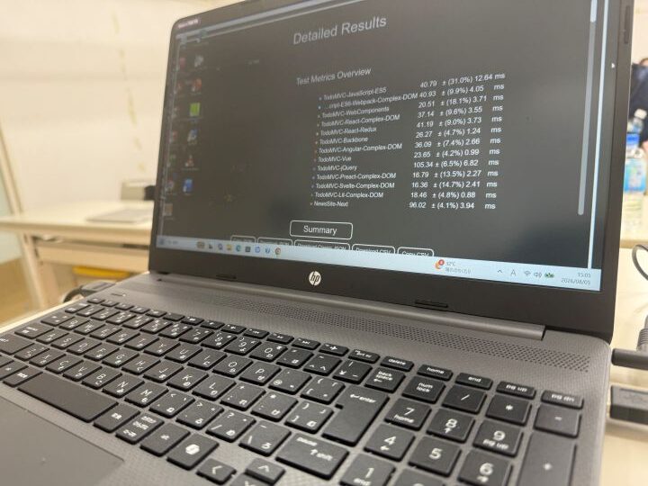 HP 250R G9の画面とキーボードを斜めから見た実機写真