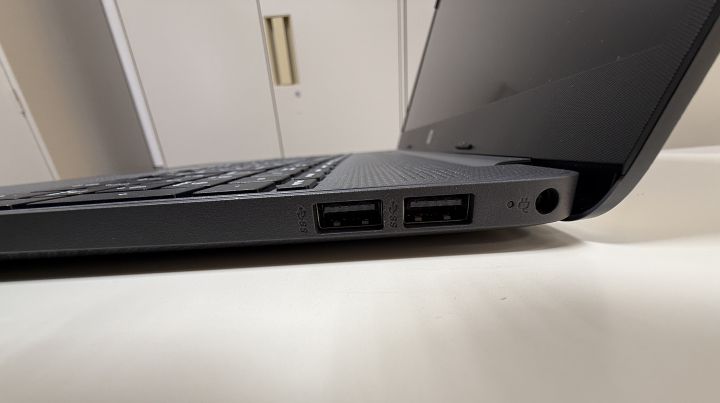 HP 250R G9の右側面にあるUSB Type-A端子と電源端子