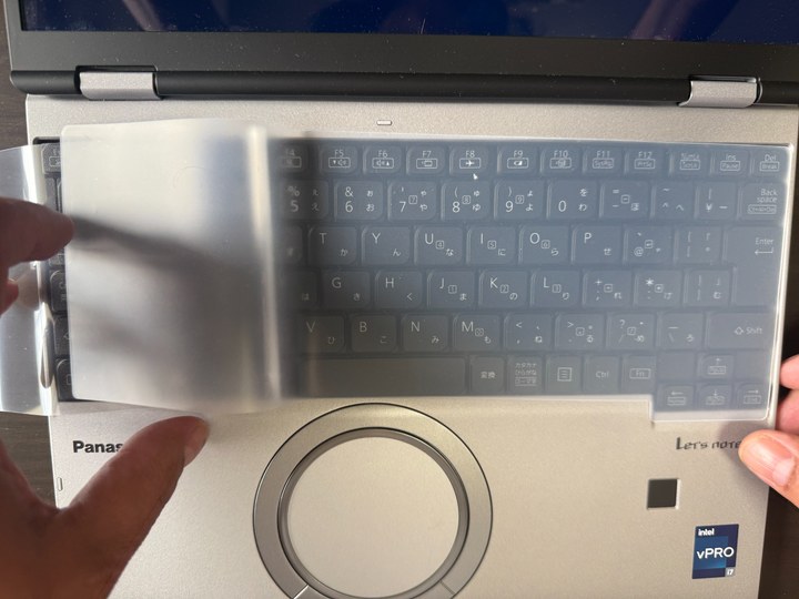 レッツノートSRのキーボードに専用カバーの位置を合わせている様子