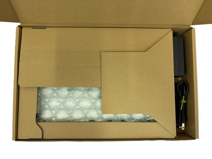 Be-Stockから届くレッツノートFV1の箱を開けた直後の梱包状態
