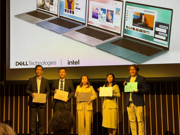 Dell 14Sの実機を手にした登壇者が並ぶ日本橋ホールのステージ