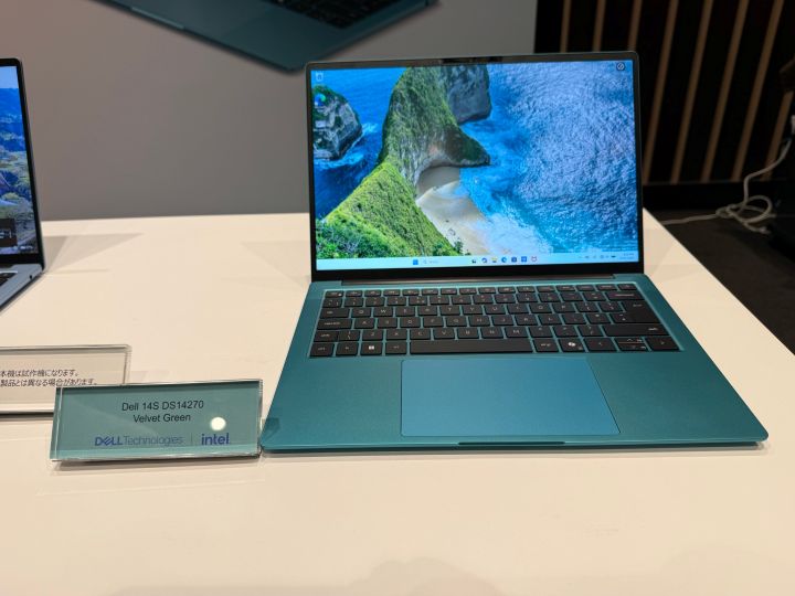 ベルベット グリーンのDell 14Sを開いた正面の様子