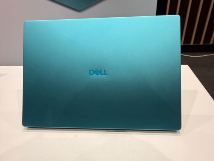 ベルベット グリーンのDell 14Sの天板