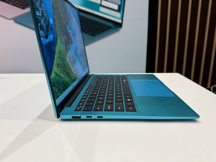 ベルベット グリーンのDell 14Sの左側面とキーボード周辺
