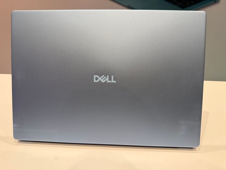ウォッシュド デニムのDell 14Sの天板