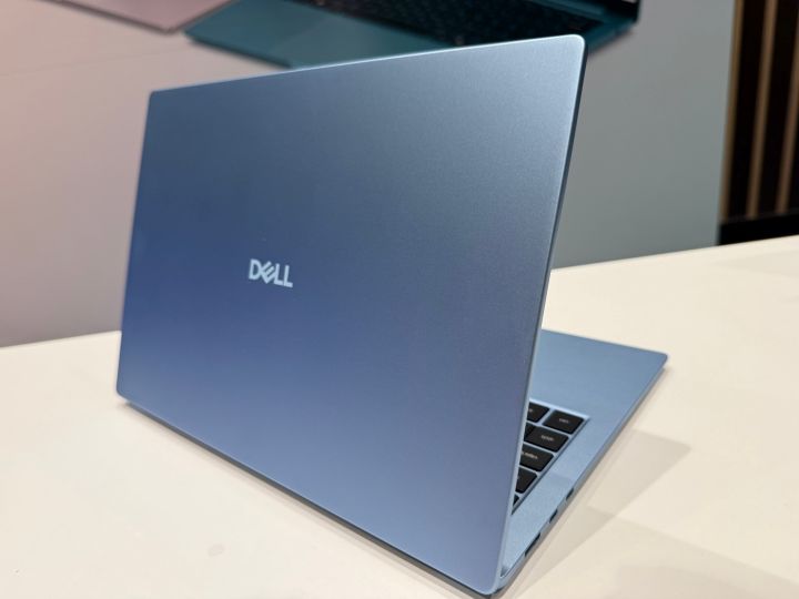 ウォッシュド デニムのDell 14Sを斜め後ろから見たところ