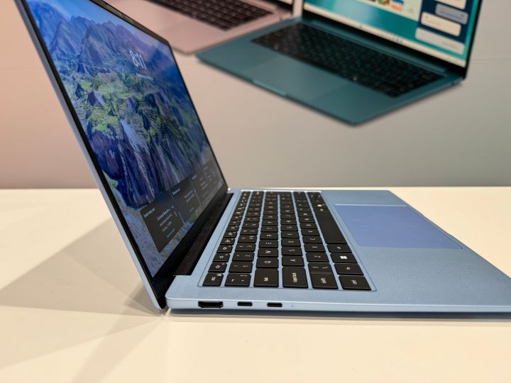 ウォッシュド デニムのDell 14Sを左側から見たところ