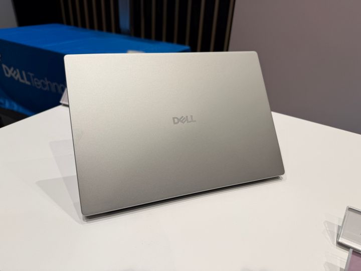 リネンのDell 14Sの天板を斜めから見たところ