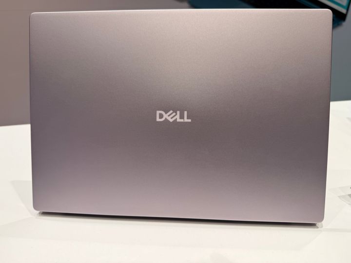 ダスティー ローズのDell 14Sの天板