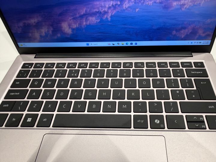 ダスティー ローズのDell 14S展示機のキーボードとタッチパッド
