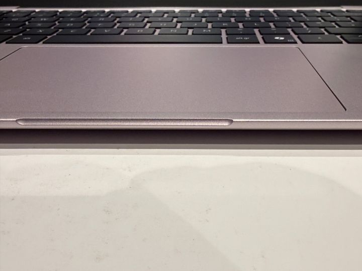 Dell 14Sの前縁に設けられた指を掛けるくぼみ
