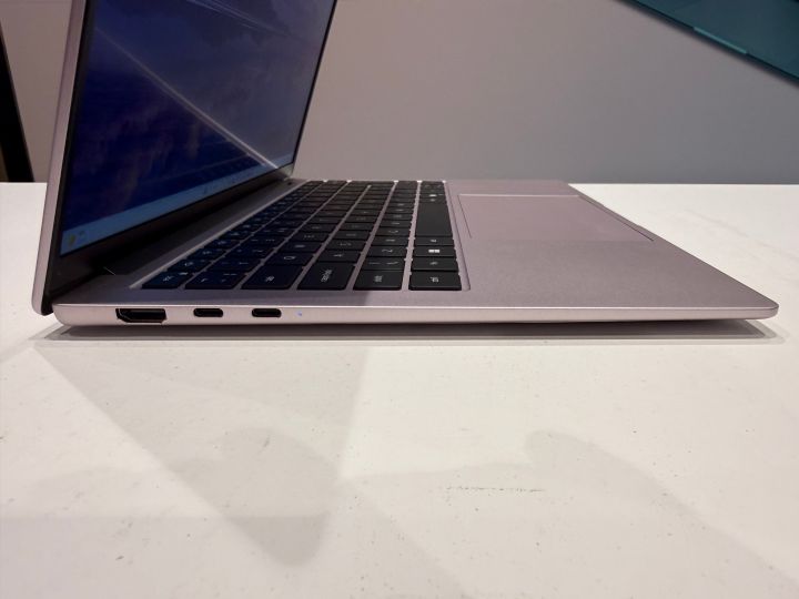 Dell 14Sの左側面にあるHDMIと2つのUSB Type-Cポート