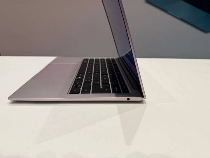 Dell 14Sの右側面にあるオーディオジャック