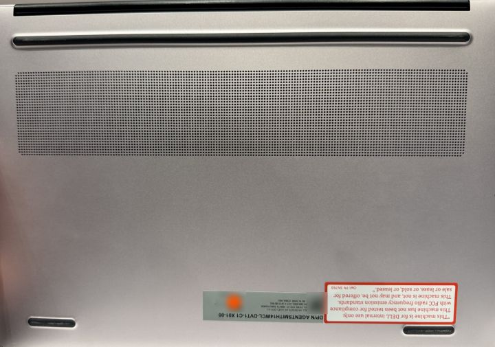 通気口やゴム足、試作機の注意ラベルが見えるDell 14Sの底面