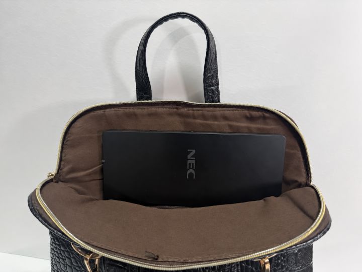 小さめのリュックに収納したNEC VersaPro J UltraLite タイプVN