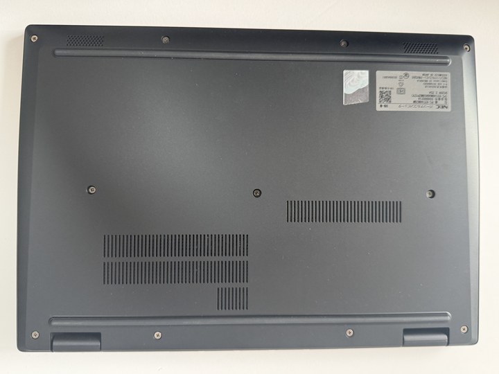 VersaPro タイプVNの底面にある通気口とゴム足