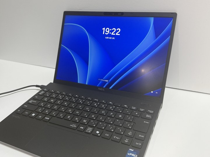 VersaPro タイプVNのディスプレイを斜めから見た状態