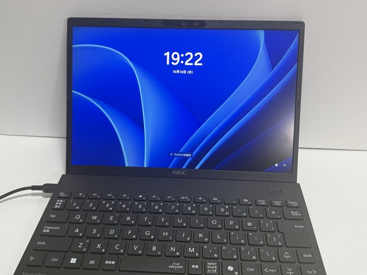 青いロック画面を表示したVersaPro タイプVNの13.3型ディスプレイ