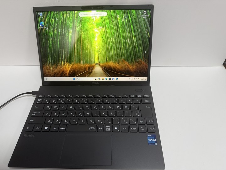 画面を点灯したNEC VersaPro J UltraLite タイプVNの全体
