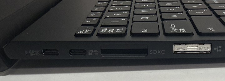 左側面のUSB Type-C端子2基・SDカードスロット・有線LAN端子のアップ