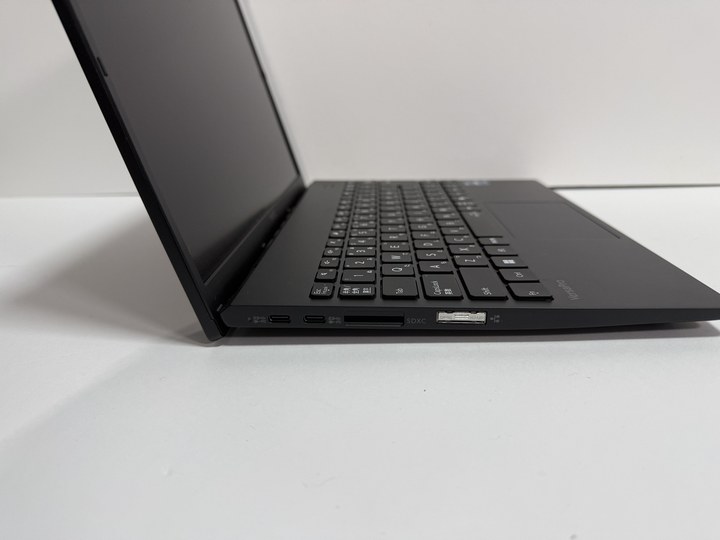 VersaPro タイプVNの左側面全体