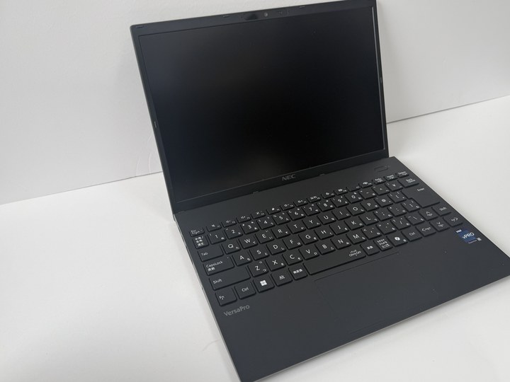 画面を消したVersaPro タイプVNを斜めから見た外観