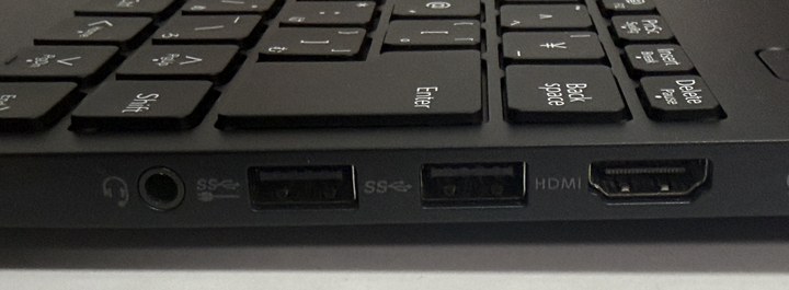 右側面の音声端子・USB Type-A端子2基・HDMI端子のアップ