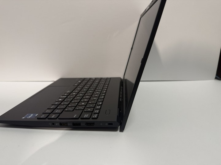 VersaPro タイプVNを横から見た本体とディスプレイの形状