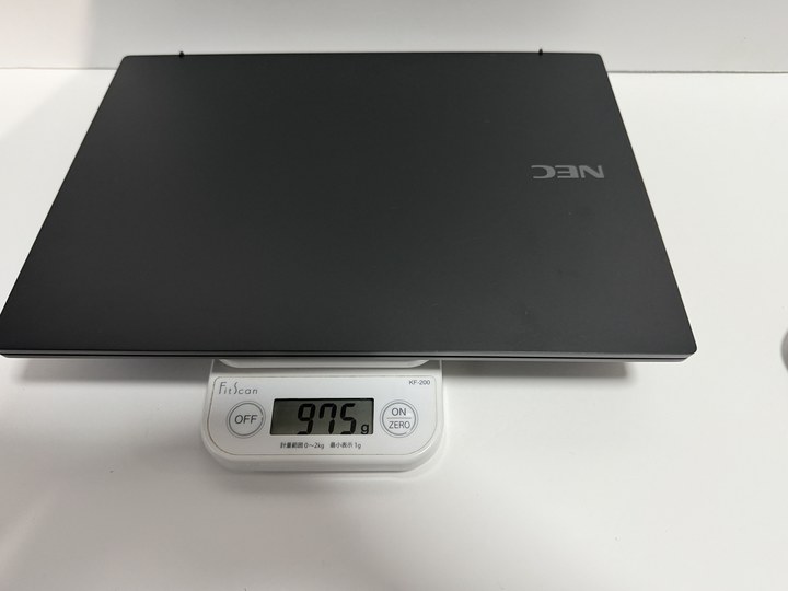 スケールで測定したVersaPro タイプVN本体の重量975g