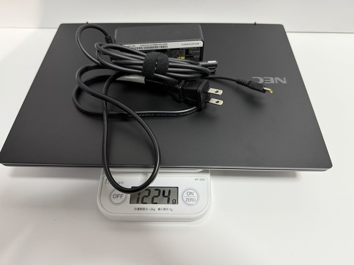 VersaPro タイプVNとACアダプター・ケーブルの合計重量1224g
